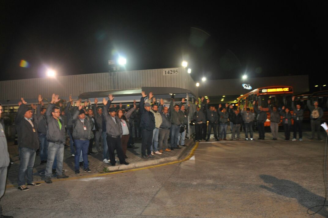 Motoristas e cobradores da Redentor foram os primeiros a aderir o indicativo de greve, na madrugada do dia 17