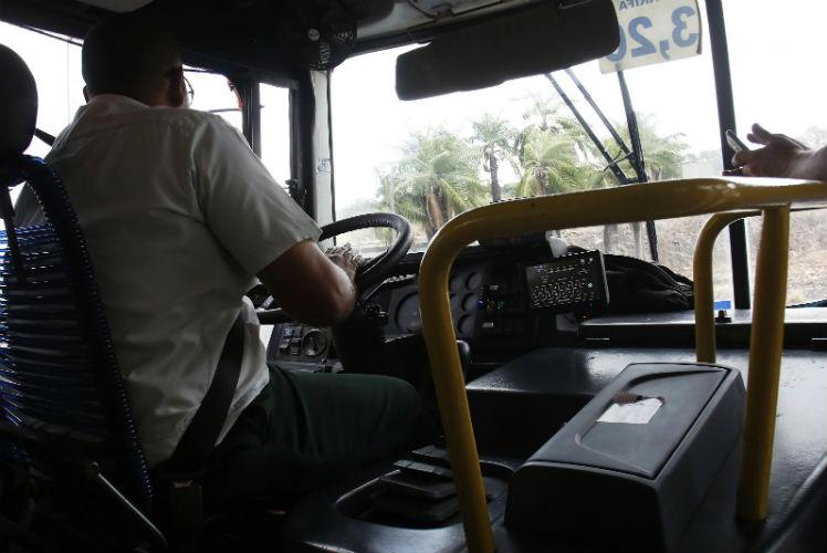 Motoristas acumulam função de cobrador nos ônibus da Região Metropolitana do Recife