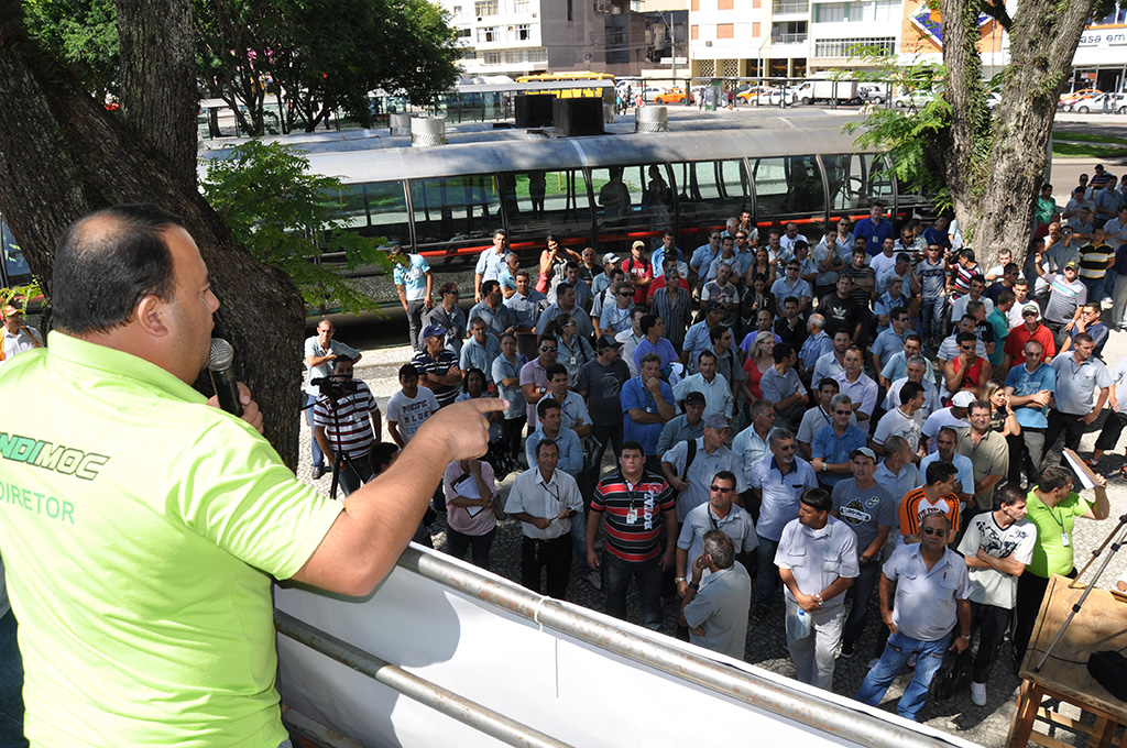 Sindimoc reúne 700 trabalhadores em praça pública