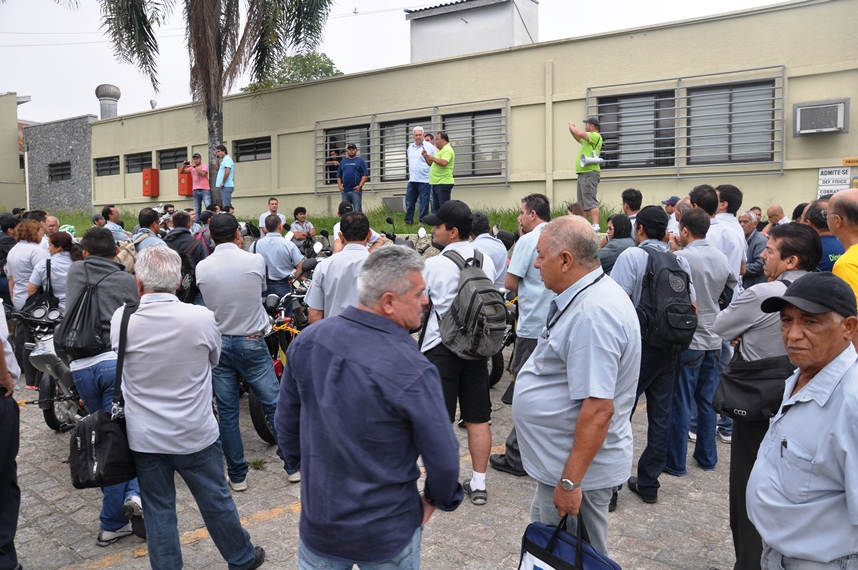 CCD: Sem receber vale do dia 20, motoristas e cobradores paralisam 70 linhas de Curitiba