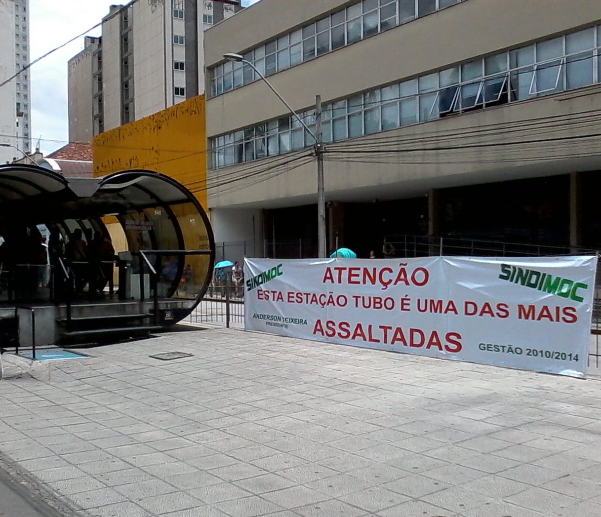 Protesto promovido pelo Sindimoc em estação-tubo chama atenção da grande mídia da capital