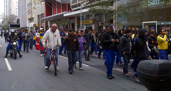 Em greve, trabalhadores dos Correios fecham ruas de Curitiba para pressionar empresa