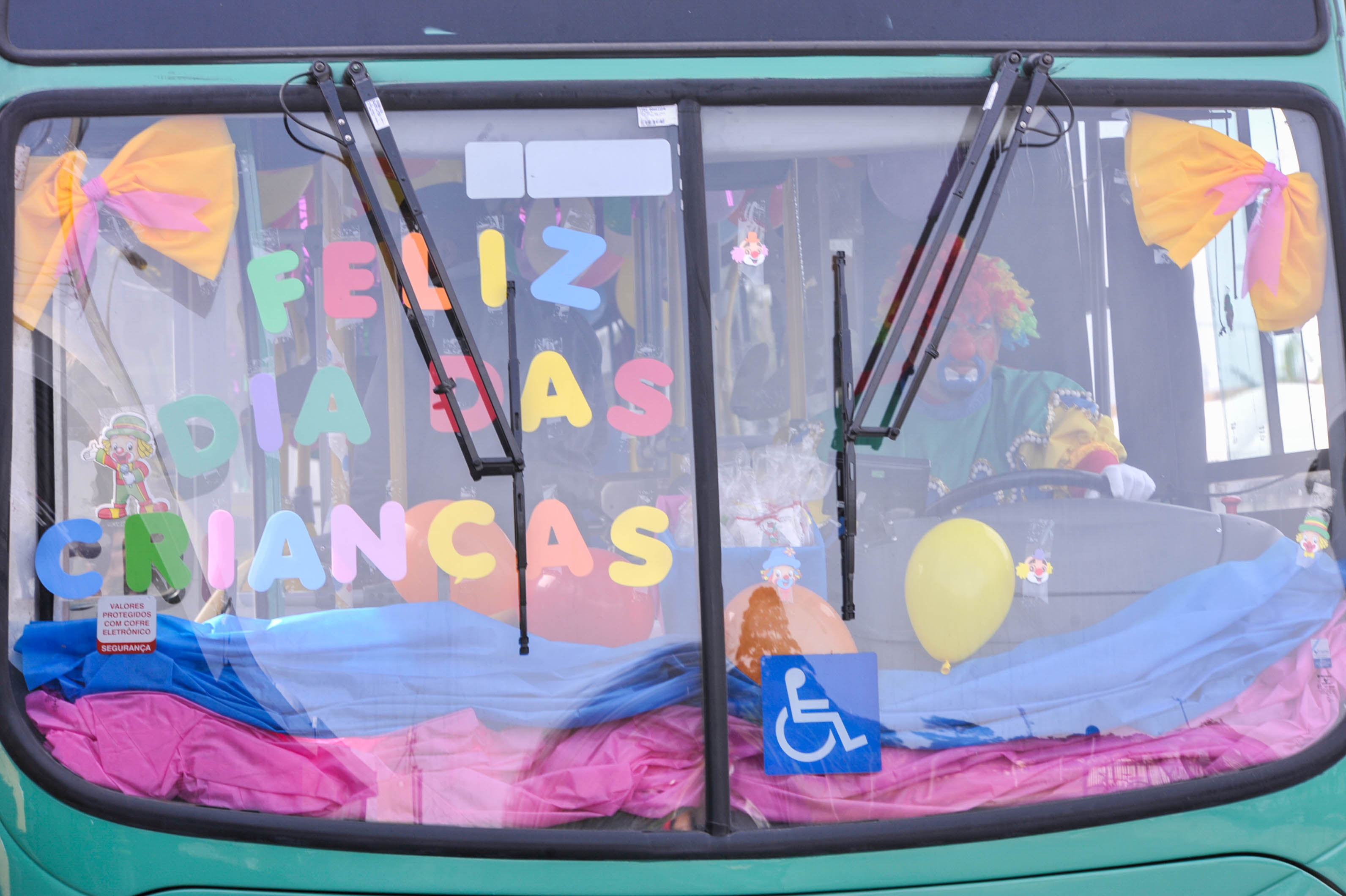 Motorista da CCD decora ônibus e se fantasia de palhaço para o Dia das Crianças