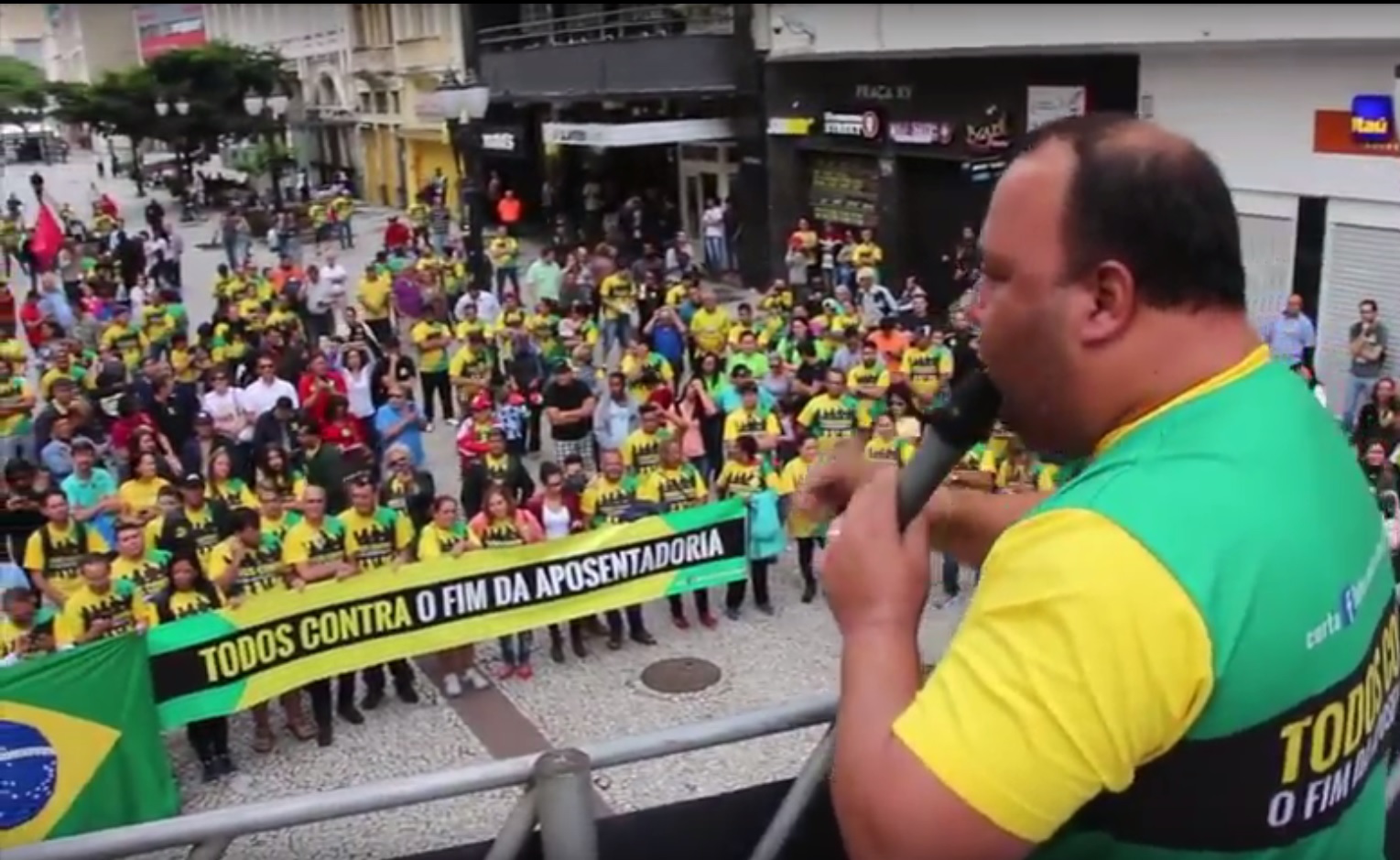Presidente do Sindimoc fala ao público em protesto na Boca Maldita