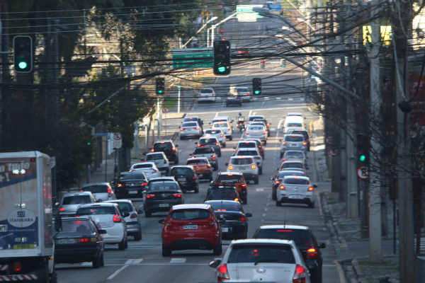 Câmara de Curitiba aprova urgência para parcelamento de multas de trânsito