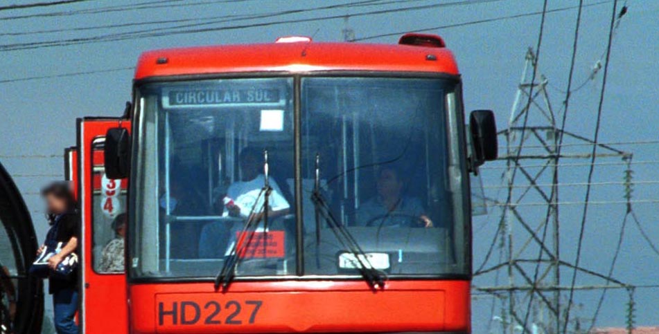 Engenheira é feita refém dentro de ônibus em Curitiba