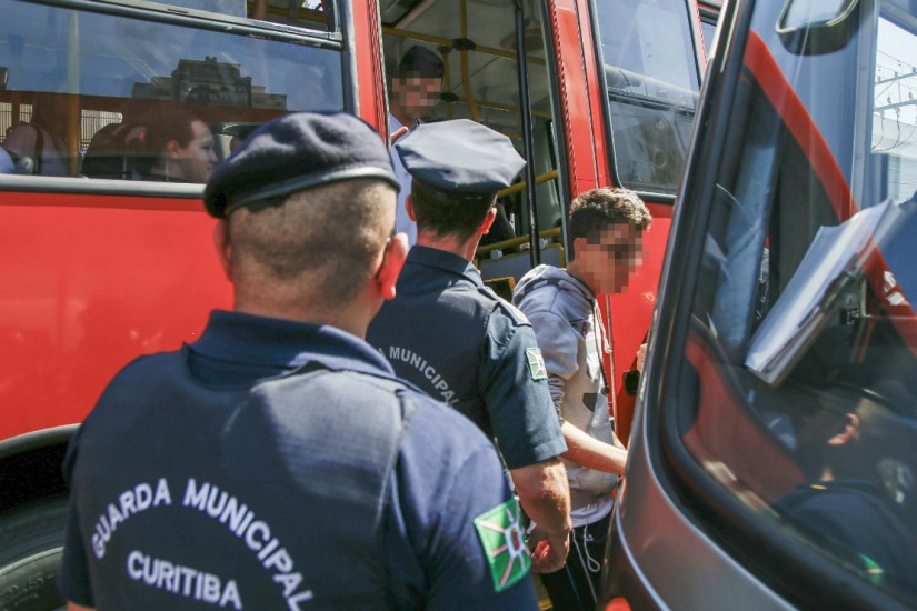 Guarda Municipal apreende 20 adolescentes que “furaram a catraca” em Curitiba