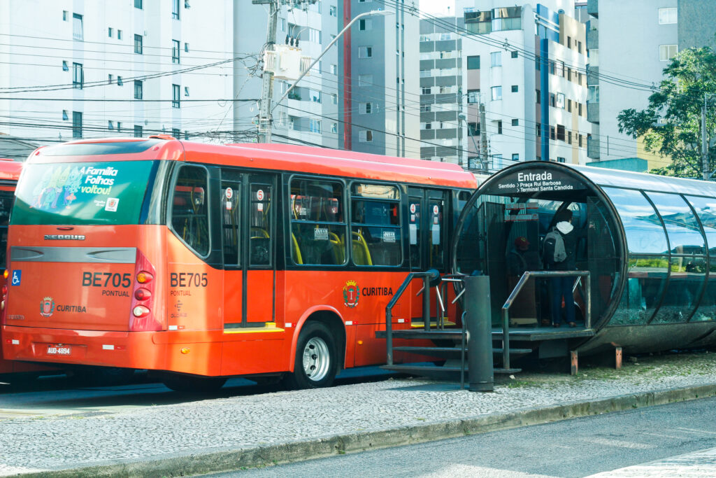 Avança discussão de projeto que autoriza transporte de pets nos ônibus de Curitiba