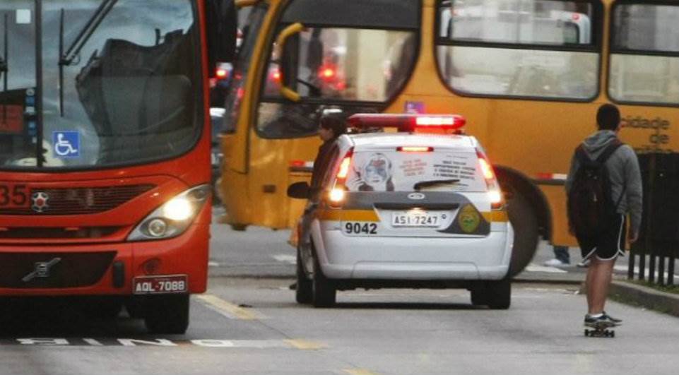 Falta de fiscalização nas canaletas de ônibus coloca em xeque mobilidade urbana