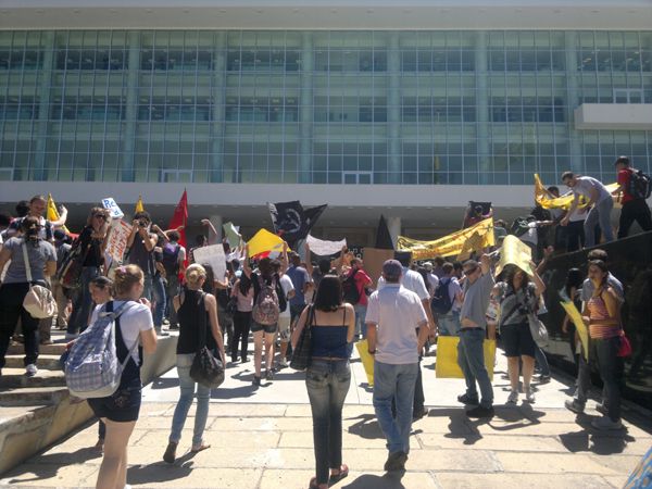 Professores das universidades estaduais cruzam os braços e protestam no Centro Cívico