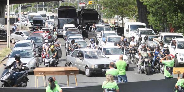 Por segurança na travessia, protesto bloqueia Linha Verde