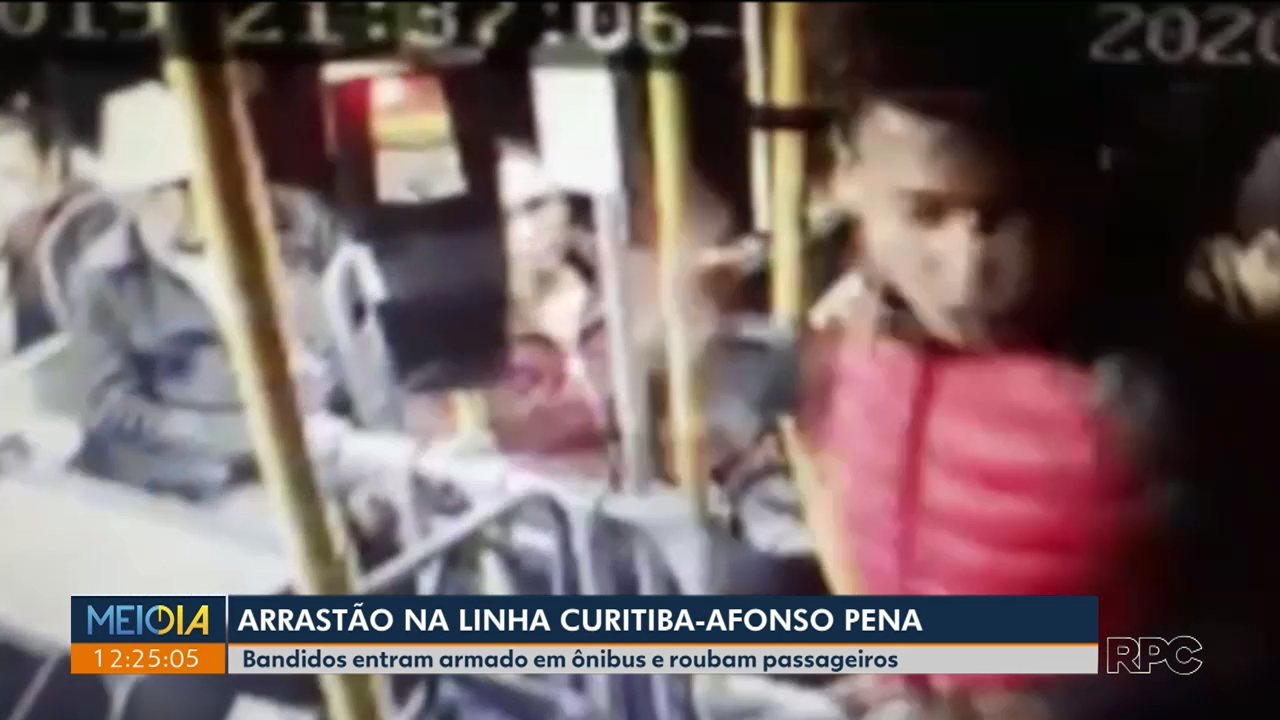 Ladrões aterrorizam passageiros e ferem motorista durante arrastão em ônibus em Curitiba