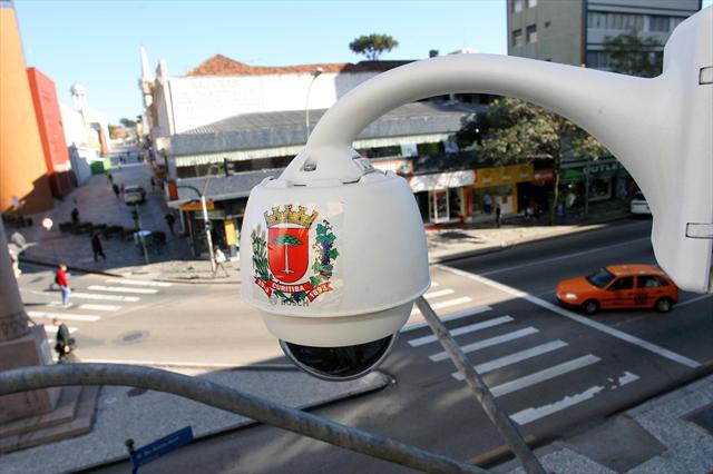 Trânsito de Curitiba começa hoje a ser monitorado em tempo real; entenda como vai funcionar