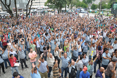 Motoristas e Cobradores fazem assembléia no Centro de Curitiba e termina a Greve