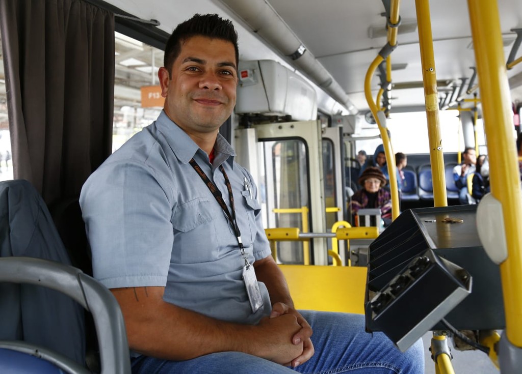 Passageiros aplaudem esforço de cobrador em devolver bolsa esquecida em ônibus