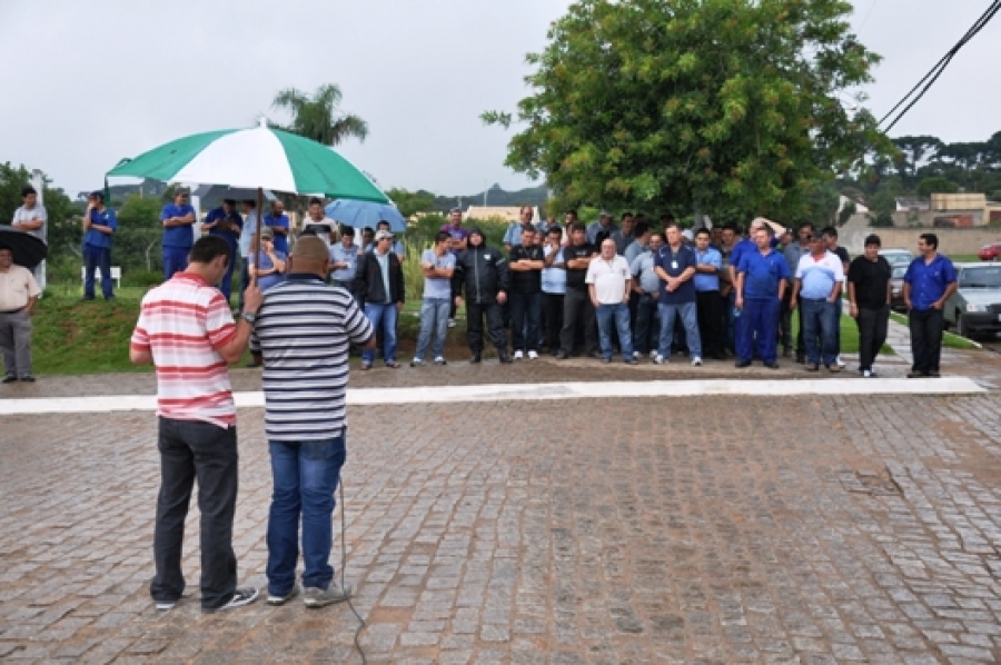 Trabalhadores da Auto Viação Piraquara realizam assembleia em frente à empresa