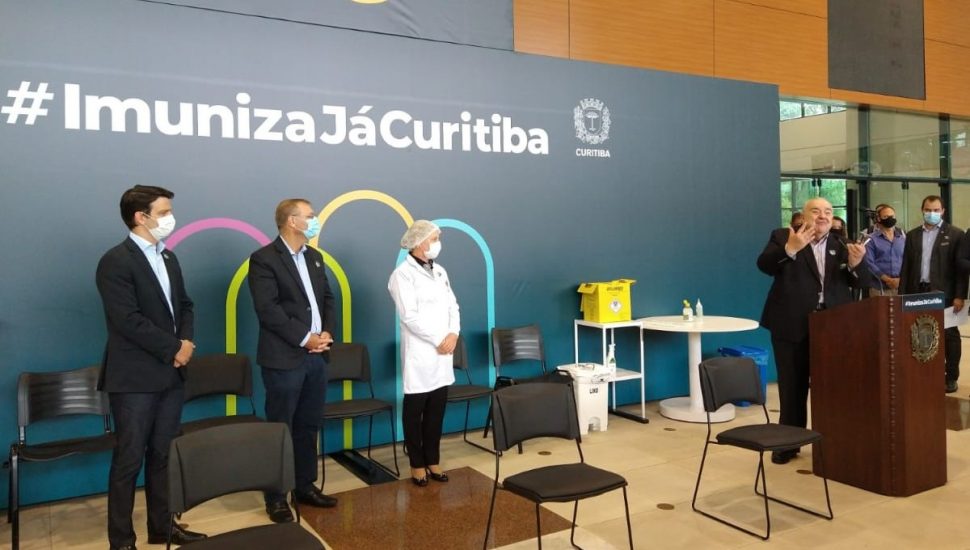 Curitiba negocia com três laboratórios para comprar vacina por conta própria