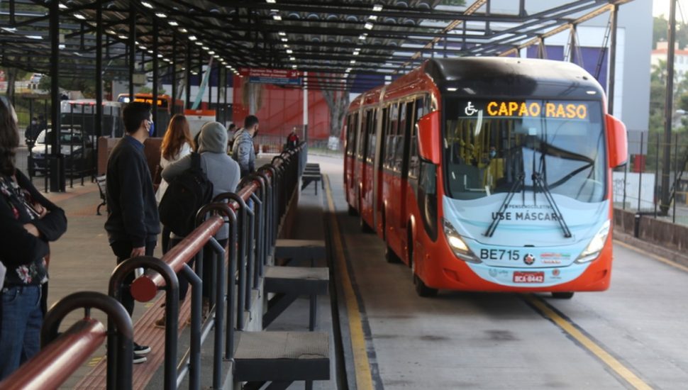 Sanitização de ônibus de Curitiba segue, pelo menos, até junho