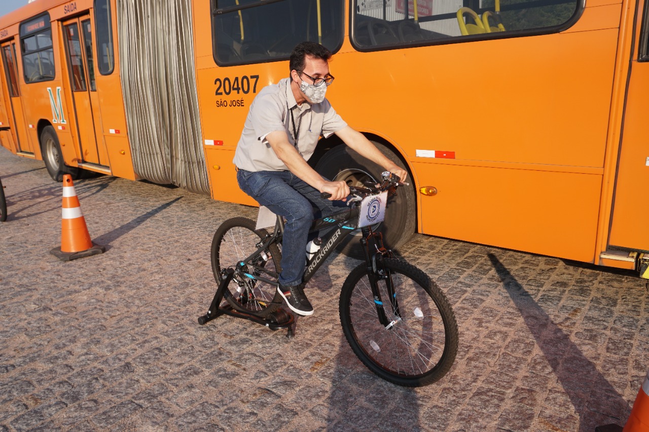 Motorista de ônibus troca de lugar com ciclista em campanha de conscientização em Curitiba