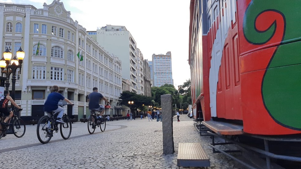 Bandeira laranja em Curitiba: prefeitura aumenta toque de recolher e reduz horários de atividades não essenciais