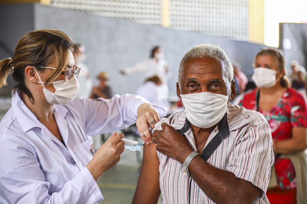 Idosos entre 81 e 85 anos serão vacinados contra gripe nesta semana em Curitiba; veja o cronograma